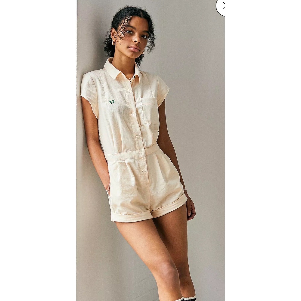 Urban Outfitters Quinn Embroidered Heart "Knock Out" Shorts Romper Sz‎ SM Cream